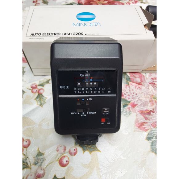Minolta Auto Electroflash 220X Mount Flash in Box - Picture 2 of 3